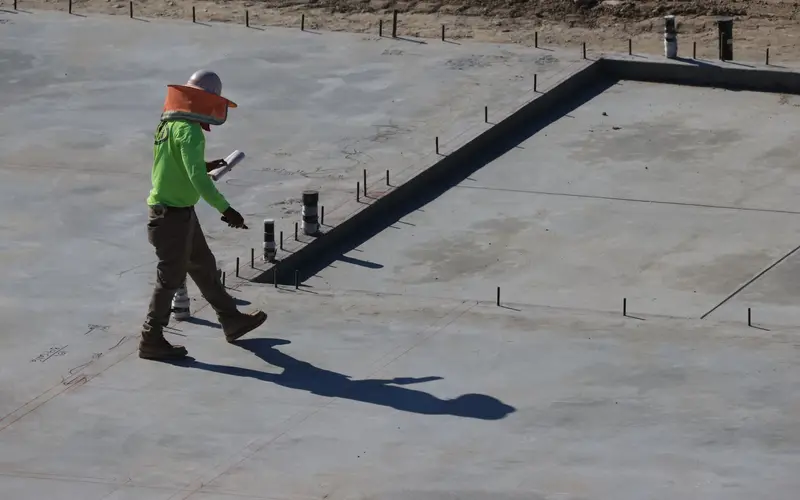 Concrete contractor in Chattanooga, TN: crew screeding a fresh concrete slab